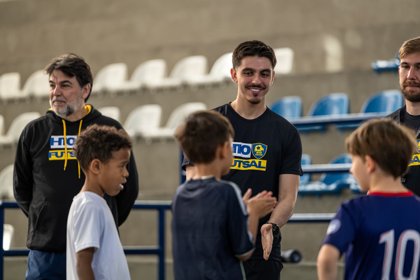 Membros do staff recebendo e cumprimentando as crianças na chegada