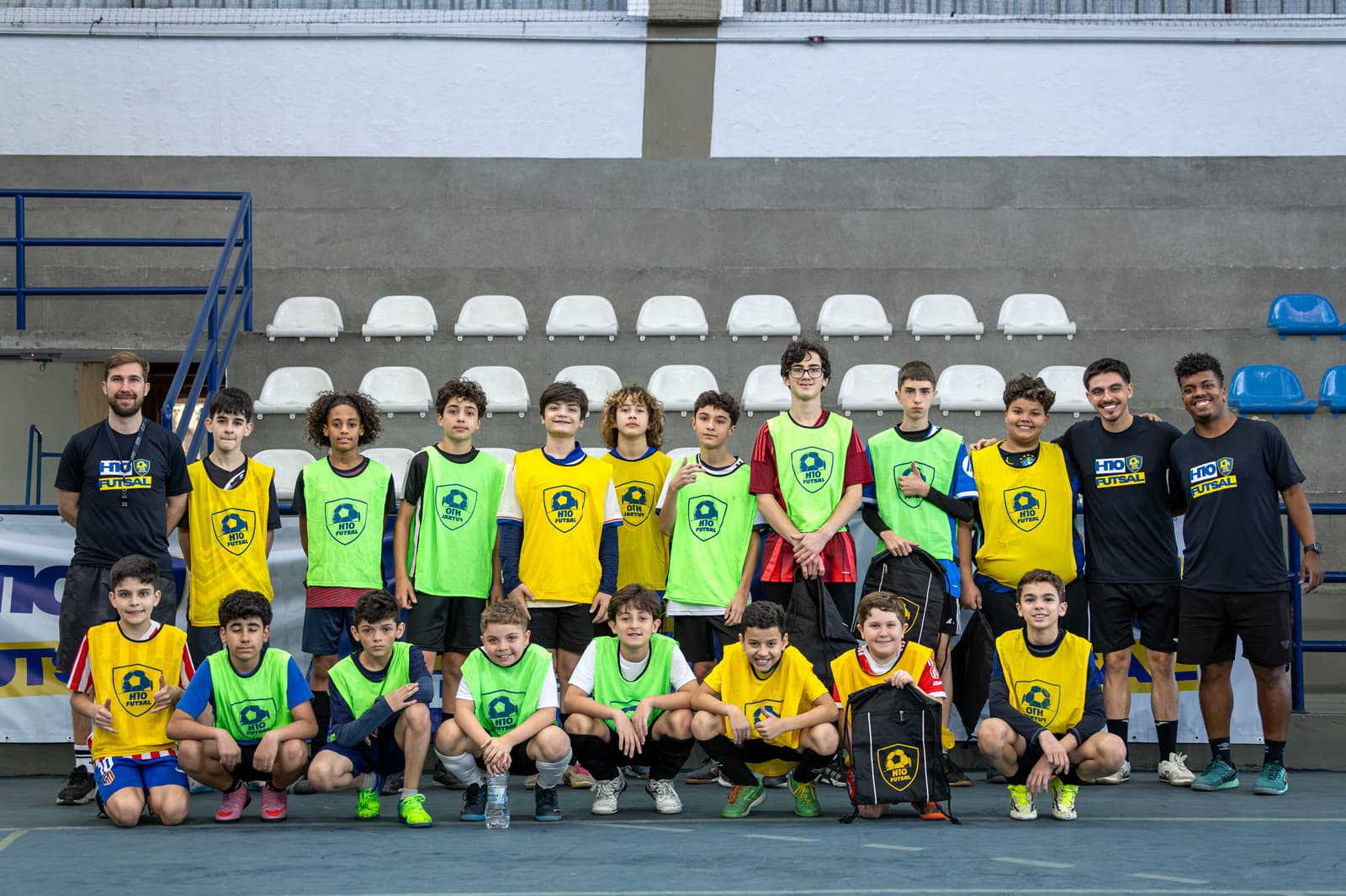 Turma completa posando com dois treinadores