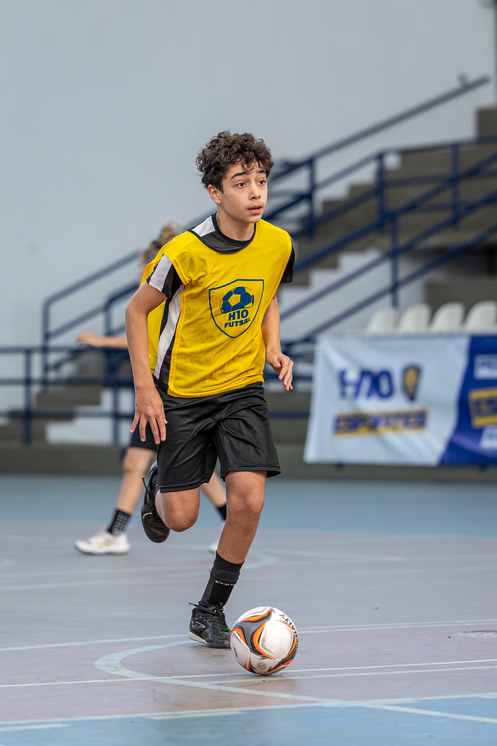 Retrato vertical de atleta durante o treino
