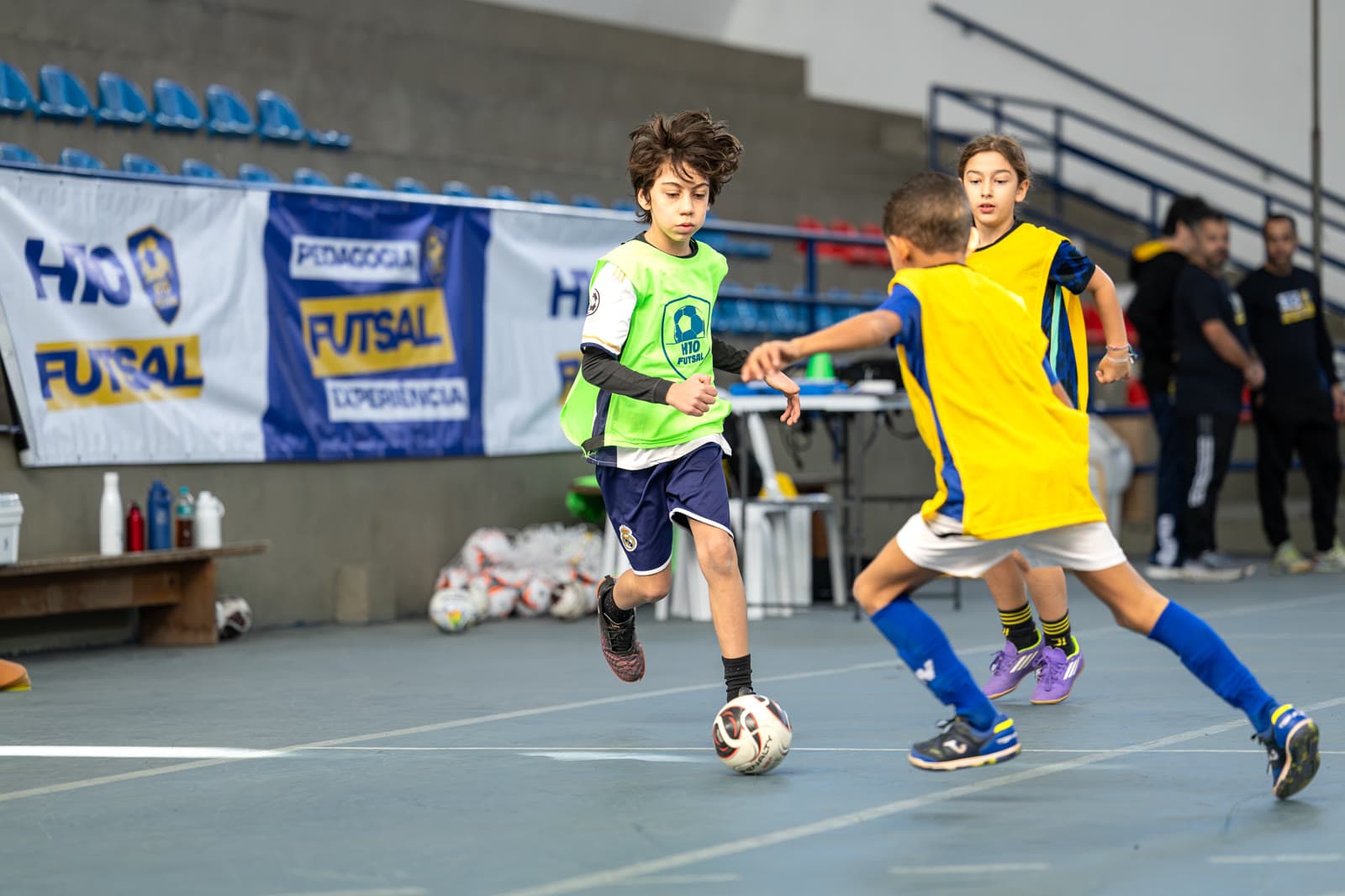 Atleta finalizando a bola em quadra, gol ao fundo